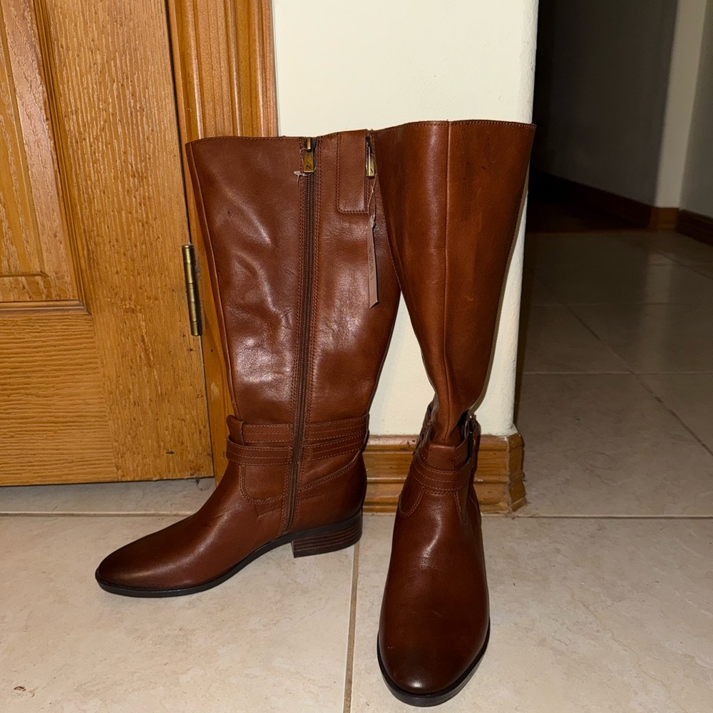 WIDE Naturalizer Brown Heeled Boots